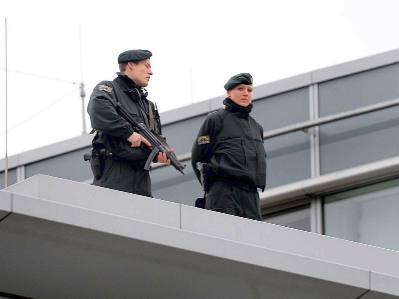 Ein großes Polizeiaufgebot sicherte den Platz rund um das Landgericht Duisburg. Auch auf dem Dach des Citypalais waren Beamte postiert. Die Stadt hatte vor dem Prozess ein Kutten-Verbot verhängt.