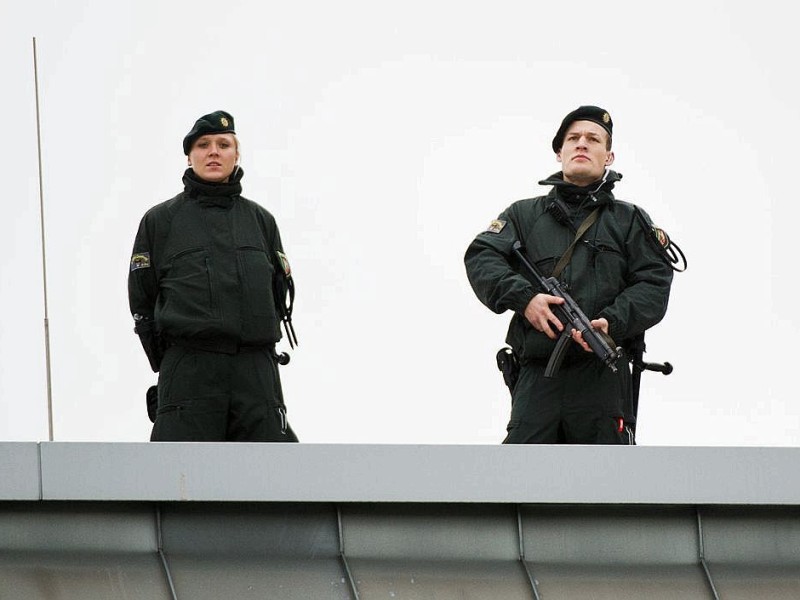 Ein großes Polizeiaufgebot sicherte den Platz rund um das Landgericht Duisburg. Auch auf dem Dach des Citypalais waren Beamte postiert. Die Stadt hatte vor dem Prozess ein Kutten-Verbot verhängt.