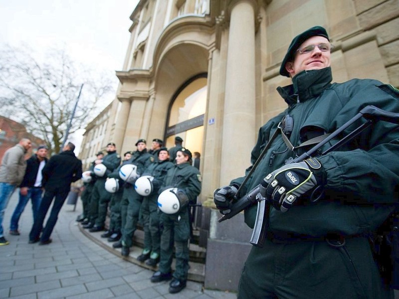 Ein großes Polizeiaufgebot sicherte den Platz rund um das Landgericht Duisburg. Auch auf dem Dach des Citypalais waren Beamte postiert. Die Stadt hatte vor dem Prozess ein Kutten-Verbot verhängt.