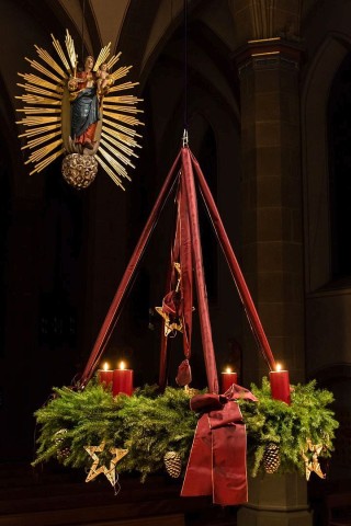 Adventskranz in der Propsteikirche St. Magnus in Marsberg.