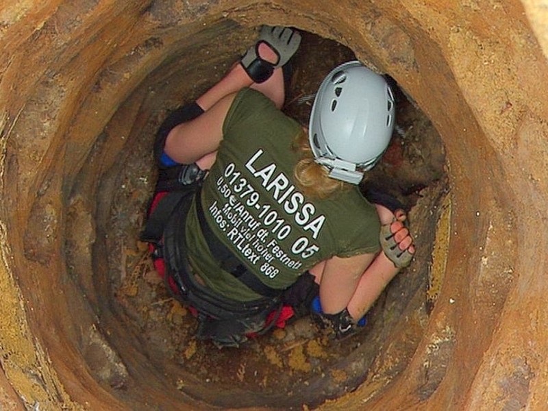 Zur Dschungelprüfung Höhlenmensch muss Larissa in einer Höhle bis zu elf Sterne finden. Dort wartet ...