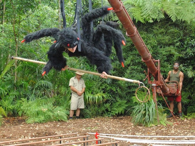 ... an einem von Mola gesteuerten Kran hängt, muss sie einen Ring über Kupferrohre führen, die unter Strom stehen. Wenn sie ein Rohr berührt, ...