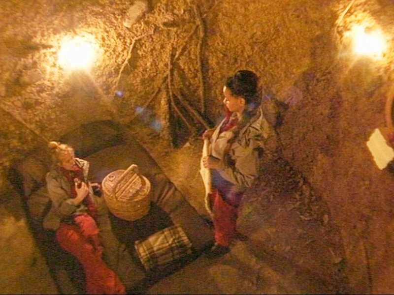 Und sonst? Müssen Gabby und Larissa zur nächtlichen Schatzsuche in einer Erdhöhle antreten,...