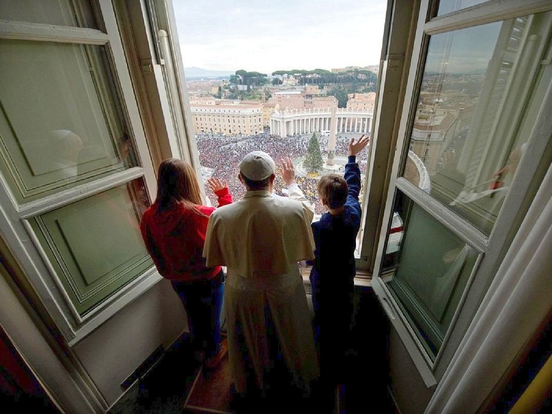 Sonntag Mittag im Vatikan: Papst Franziskus hat mit Kindern und Jugendlichen einen Friedensgottesdienst gefeiert. Zum Abschluss....