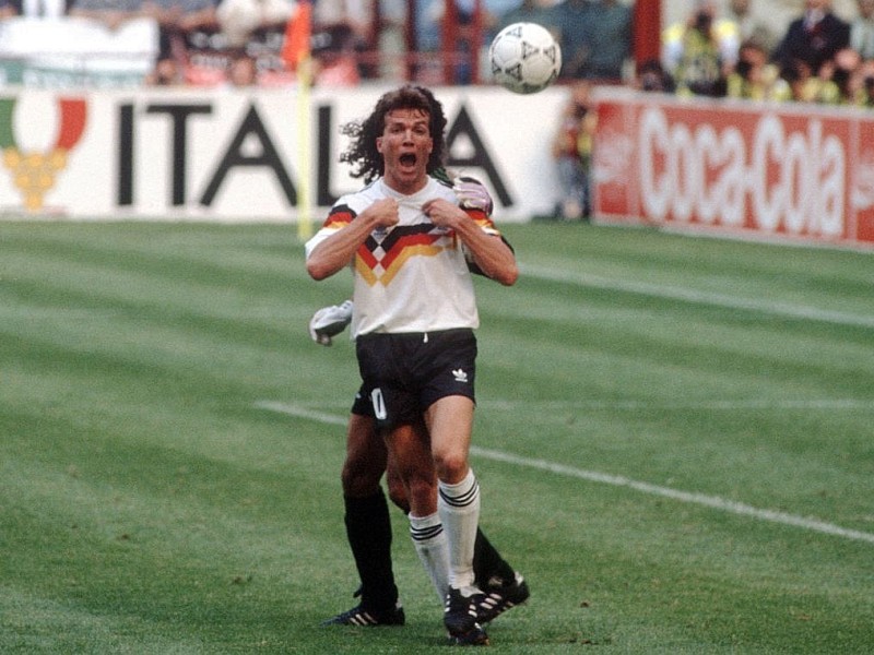 Wird auch ohne Schnauzer nicht Bundestrainer: Lothar Matthäus. Kolumbiens Torwart Rene Higuita verleiht ihm dank optischer Täuschung seine Lockenfrisur.