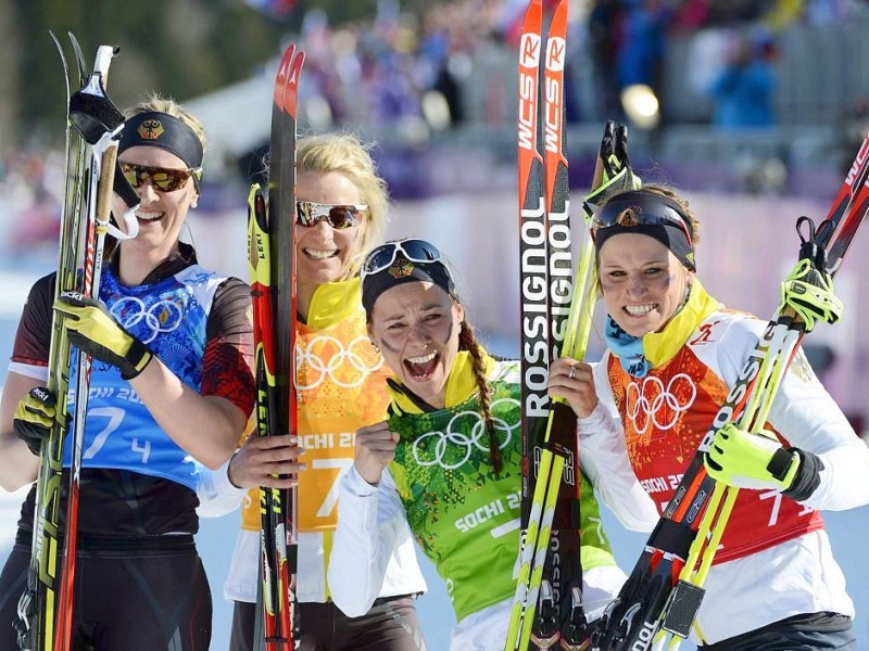 Nach dem Rennen kannte der Jubel keine Grenzen. Deutschlands Langlauf-Damen haben überraschend Bronze gewonnen.