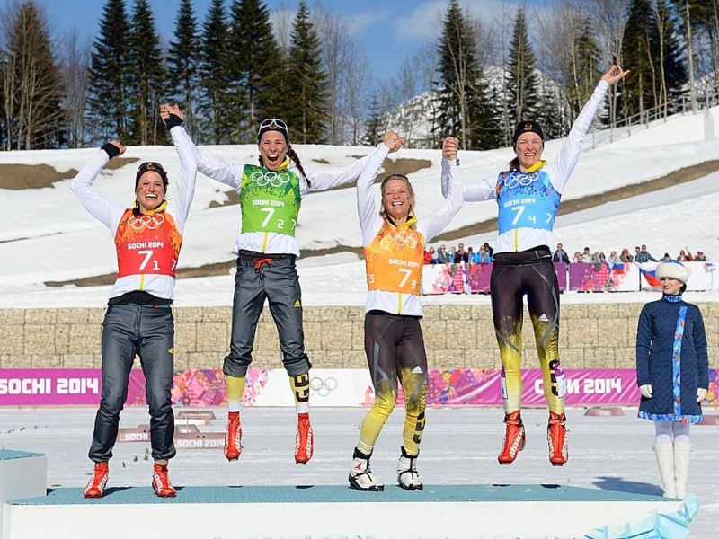 Nach dem Rennen kannte der Jubel keine Grenzen. Deutschlands Langlauf-Damen haben überraschend Bronze gewonnen.