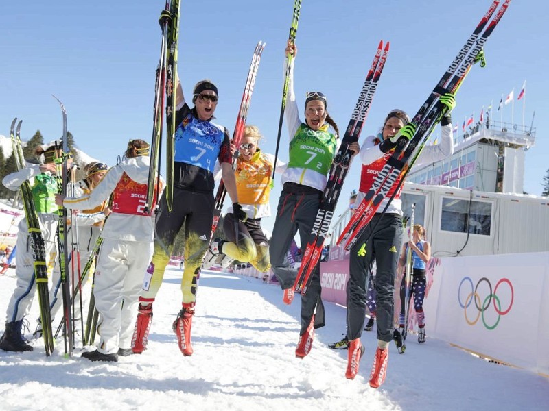 Nach dem Rennen kannte der Jubel keine Grenzen. Deutschlands Langlauf-Damen haben überraschend Bronze gewonnen.