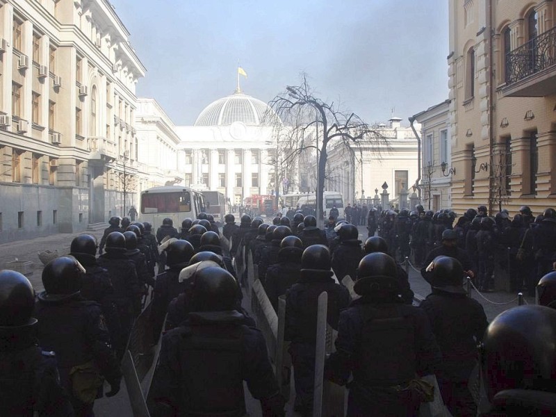 In der Ukraine ist die Gewalt zwischen Sicherheitskräften und Demonstranten am Dienstag eskaliert. Mindestens 25 Menschen wurden getötet.