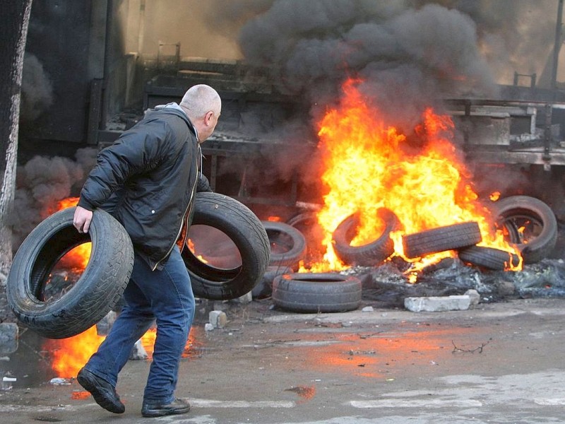 In der Ukraine ist die Gewalt zwischen Sicherheitskräften und Demonstranten am Dienstag eskaliert. Mindestens 25 Menschen wurden getötet.