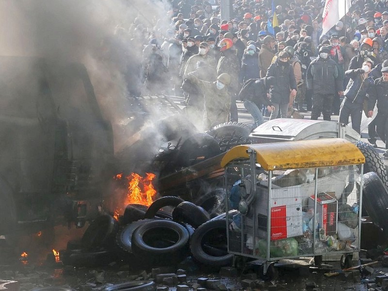 In der Ukraine ist die Gewalt zwischen Sicherheitskräften und Demonstranten am Dienstag eskaliert. Mindestens 25 Menschen wurden getötet.