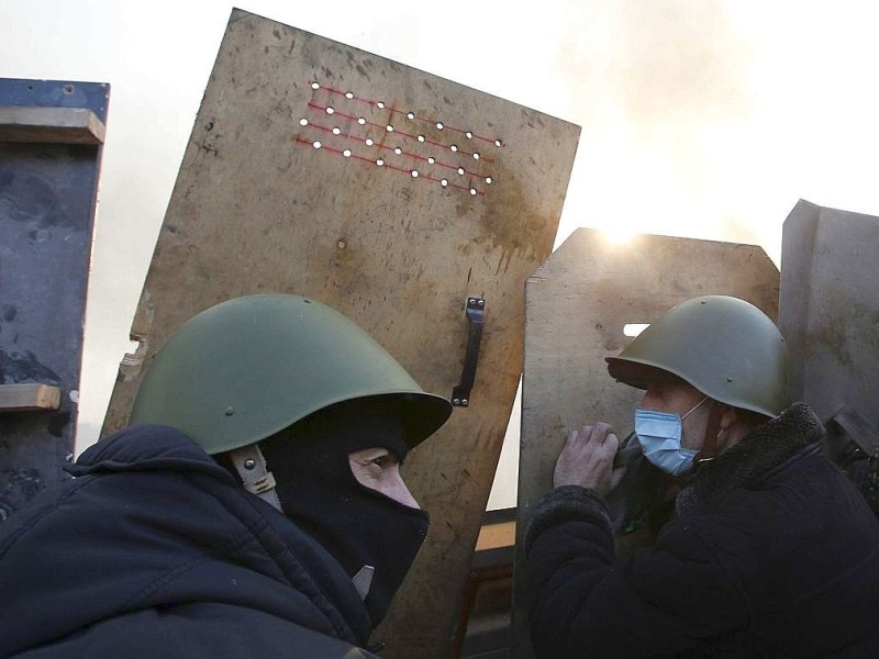 In der Ukraine ist die Gewalt zwischen Sicherheitskräften und Demonstranten am Dienstag eskaliert. Mindestens 25 Menschen wurden getötet.