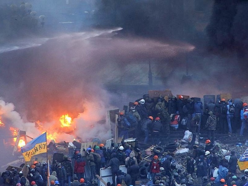 In der Ukraine ist die Gewalt zwischen Sicherheitskräften und Demonstranten am Dienstag eskaliert. Mindestens 25 Menschen wurden getötet.