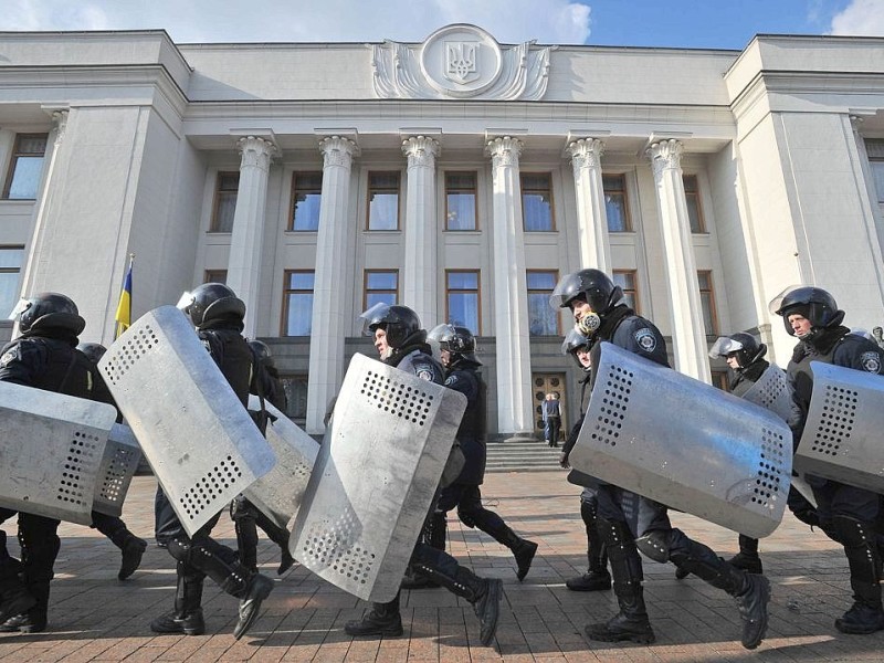 ...nachdem der ukrainische Armee-Vize zurückgetreten war - aus Protest gegen die Versuche der Regierung, die Armee in dem Konflikt gegen das Volk einzusetzen.