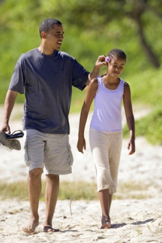 ...eines normalen Vaters sein: Beim Strandspaziergang rückt er seiner Tochter die ins Haar gesteckte Blume zurecht. Doch natürlich steckt bei jeder Geste Barack Obamas mehr dahinter. Er weiß: Die perfekte Inszenierung familiärer Idylle kommt nicht zuletzt bei seinen Wählern gut an. Und Malia spielt gerne mit. Immerhin sind die wirklich privaten Momente mit ihrem viel beschäftigten Vater rar gesät. Zeit für einen Familienurlaub...