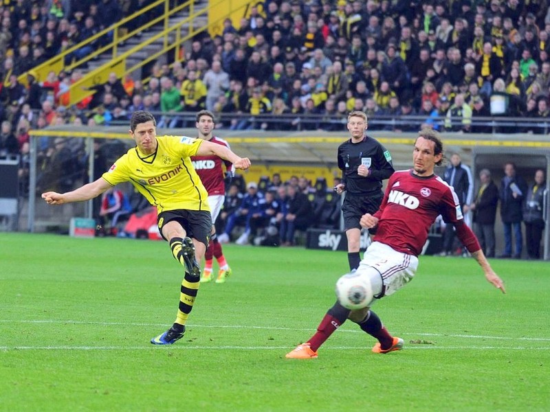 Borussia Dortmund ist auch in der Fußball-Bundesliga zurück auf Erfolgskurs. Eine Woche nach der ernüchternden Schlappe beim Hamburger SV (0:3) setzte sich die Mannschaft von Trainer Jürgen Klopp mit 3:0 (0:0) gegen den 1. FC Nürnberg durch. Wie schon beim famosen Champions-League-Auftritt vier Tage zuvor in St. Petersburg (4:2) präsentierte sich der BVB am Samstag von seiner besseren Seite und rückte auf Rang zwei vor. Vor 80 645 Zuschauern im ausverkauften Signal Iduna Park sorgten der nach dreiwöchiger Verletzungspause ins Team zurückgekehrte Mats Hummels (51. Minute), Robert Lewandowski (67.) und Henrich Mchitarjan (83.) für den verdienten Sieg.