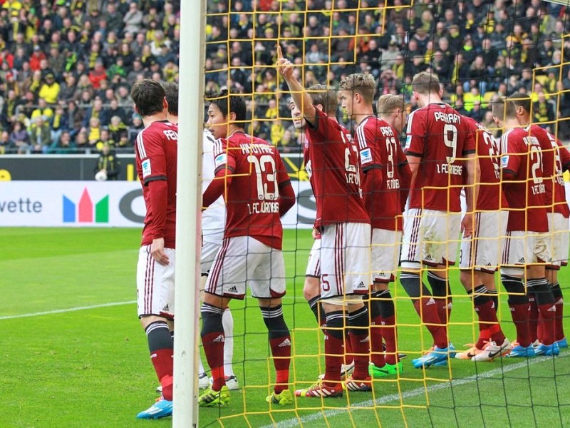 Borussia Dortmund ist auch in der Fußball-Bundesliga zurück auf Erfolgskurs. Eine Woche nach der ernüchternden Schlappe beim Hamburger SV (0:3) setzte sich die Mannschaft von Trainer Jürgen Klopp mit 3:0 (0:0) gegen den 1. FC Nürnberg durch. Wie schon beim famosen Champions-League-Auftritt vier Tage zuvor in St. Petersburg (4:2) präsentierte sich der BVB am Samstag von seiner besseren Seite und rückte auf Rang zwei vor. Vor 80 645 Zuschauern im ausverkauften Signal Iduna Park sorgten der nach dreiwöchiger Verletzungspause ins Team zurückgekehrte Mats Hummels (51. Minute), Robert Lewandowski (67.) und Henrich Mchitarjan (83.) für den verdienten Sieg.