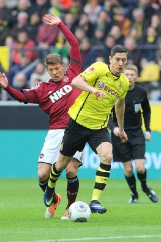 Borussia Dortmund ist auch in der Fußball-Bundesliga zurück auf Erfolgskurs. Eine Woche nach der ernüchternden Schlappe beim Hamburger SV (0:3) setzte sich die Mannschaft von Trainer Jürgen Klopp mit 3:0 (0:0) gegen den 1. FC Nürnberg durch. Wie schon beim famosen Champions-League-Auftritt vier Tage zuvor in St. Petersburg (4:2) präsentierte sich der BVB am Samstag von seiner besseren Seite und rückte auf Rang zwei vor. Vor 80 645 Zuschauern im ausverkauften Signal Iduna Park sorgten der nach dreiwöchiger Verletzungspause ins Team zurückgekehrte Mats Hummels (51. Minute), Robert Lewandowski (67.) und Henrich Mchitarjan (83.) für den verdienten Sieg.