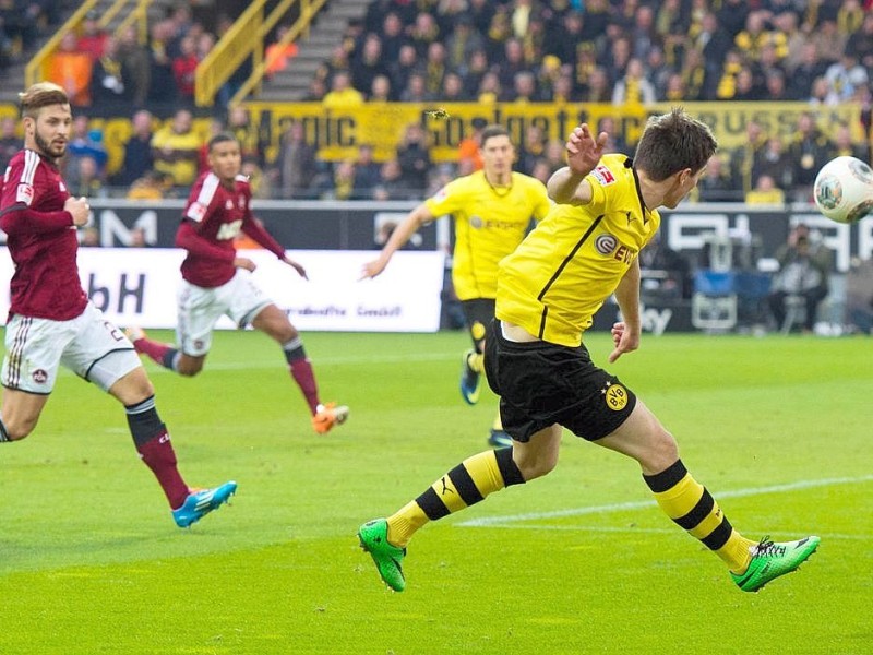 Borussia Dortmund ist auch in der Fußball-Bundesliga zurück auf Erfolgskurs. Eine Woche nach der ernüchternden Schlappe beim Hamburger SV (0:3) setzte sich die Mannschaft von Trainer Jürgen Klopp mit 3:0 (0:0) gegen den 1. FC Nürnberg durch. Wie schon beim famosen Champions-League-Auftritt vier Tage zuvor in St. Petersburg (4:2) präsentierte sich der BVB am Samstag von seiner besseren Seite und rückte auf Rang zwei vor. Vor 80 645 Zuschauern im ausverkauften Signal Iduna Park sorgten der nach dreiwöchiger Verletzungspause ins Team zurückgekehrte Mats Hummels (51. Minute), Robert Lewandowski (67.) und Henrich Mchitarjan (83.) für den verdienten Sieg.