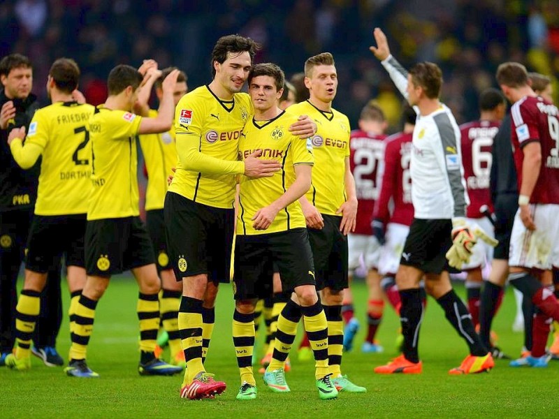 Borussia Dortmund ist auch in der Fußball-Bundesliga zurück auf Erfolgskurs. Eine Woche nach der ernüchternden Schlappe beim Hamburger SV (0:3) setzte sich die Mannschaft von Trainer Jürgen Klopp mit 3:0 (0:0) gegen den 1. FC Nürnberg durch. Wie schon beim famosen Champions-League-Auftritt vier Tage zuvor in St. Petersburg (4:2) präsentierte sich der BVB am Samstag von seiner besseren Seite und rückte auf Rang zwei vor. Vor 80 645 Zuschauern im ausverkauften Signal Iduna Park sorgten der nach dreiwöchiger Verletzungspause ins Team zurückgekehrte Mats Hummels (51. Minute), Robert Lewandowski (67.) und Henrich Mchitarjan (83.) für den verdienten Sieg.