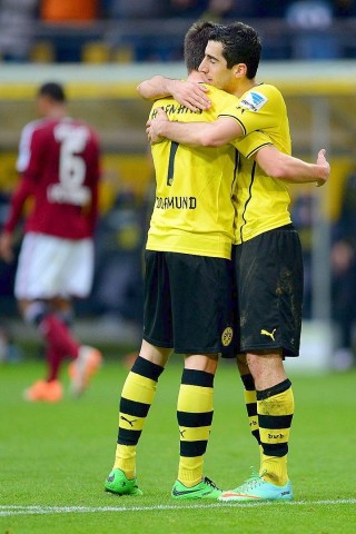 Borussia Dortmund ist auch in der Fußball-Bundesliga zurück auf Erfolgskurs. Eine Woche nach der ernüchternden Schlappe beim Hamburger SV (0:3) setzte sich die Mannschaft von Trainer Jürgen Klopp mit 3:0 (0:0) gegen den 1. FC Nürnberg durch. Wie schon beim famosen Champions-League-Auftritt vier Tage zuvor in St. Petersburg (4:2) präsentierte sich der BVB am Samstag von seiner besseren Seite und rückte auf Rang zwei vor. Vor 80 645 Zuschauern im ausverkauften Signal Iduna Park sorgten der nach dreiwöchiger Verletzungspause ins Team zurückgekehrte Mats Hummels (51. Minute), Robert Lewandowski (67.) und Henrich Mchitarjan (83.) für den verdienten Sieg.