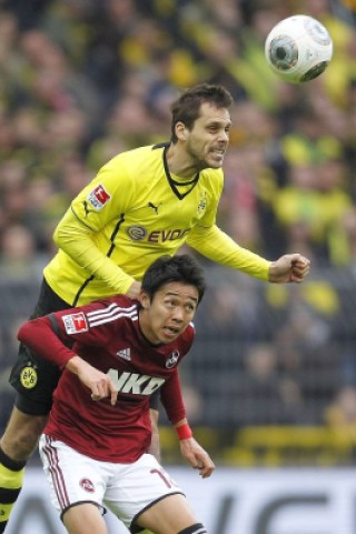 Borussia Dortmund ist auch in der Fußball-Bundesliga zurück auf Erfolgskurs. Eine Woche nach der ernüchternden Schlappe beim Hamburger SV (0:3) setzte sich die Mannschaft von Trainer Jürgen Klopp mit 3:0 (0:0) gegen den 1. FC Nürnberg durch. Wie schon beim famosen Champions-League-Auftritt vier Tage zuvor in St. Petersburg (4:2) präsentierte sich der BVB am Samstag von seiner besseren Seite und rückte auf Rang zwei vor. Vor 80 645 Zuschauern im ausverkauften Signal Iduna Park sorgten der nach dreiwöchiger Verletzungspause ins Team zurückgekehrte Mats Hummels (51. Minute), Robert Lewandowski (67.) und Henrich Mchitarjan (83.) für den verdienten Sieg.