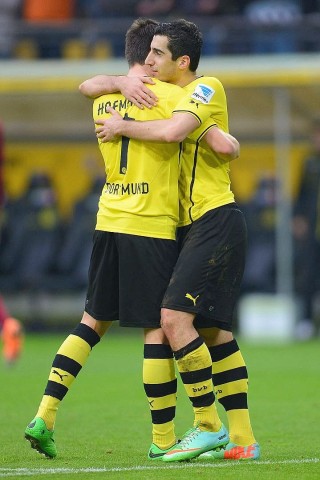 Borussia Dortmund ist auch in der Fußball-Bundesliga zurück auf Erfolgskurs. Eine Woche nach der ernüchternden Schlappe beim Hamburger SV (0:3) setzte sich die Mannschaft von Trainer Jürgen Klopp mit 3:0 (0:0) gegen den 1. FC Nürnberg durch. Wie schon beim famosen Champions-League-Auftritt vier Tage zuvor in St. Petersburg (4:2) präsentierte sich der BVB am Samstag von seiner besseren Seite und rückte auf Rang zwei vor. Vor 80 645 Zuschauern im ausverkauften Signal Iduna Park sorgten der nach dreiwöchiger Verletzungspause ins Team zurückgekehrte Mats Hummels (51. Minute), Robert Lewandowski (67.) und Henrich Mchitarjan (83.) für den verdienten Sieg.