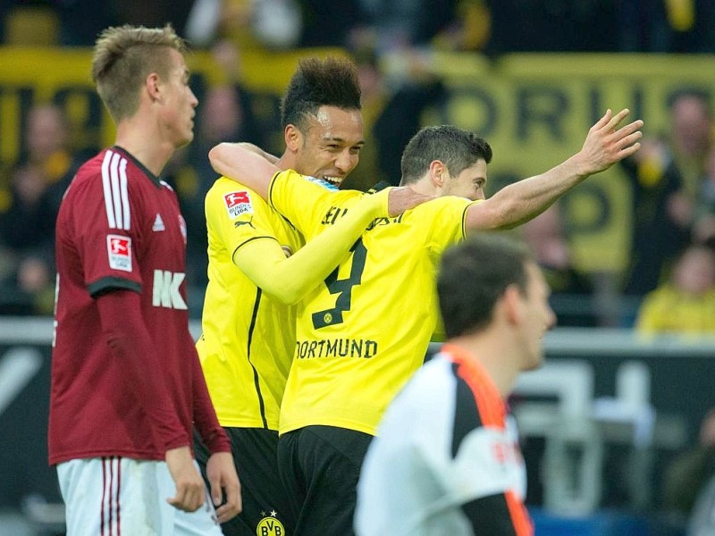 Borussia Dortmund ist auch in der Fußball-Bundesliga zurück auf Erfolgskurs. Eine Woche nach der ernüchternden Schlappe beim Hamburger SV (0:3) setzte sich die Mannschaft von Trainer Jürgen Klopp mit 3:0 (0:0) gegen den 1. FC Nürnberg durch. Wie schon beim famosen Champions-League-Auftritt vier Tage zuvor in St. Petersburg (4:2) präsentierte sich der BVB am Samstag von seiner besseren Seite und rückte auf Rang zwei vor. Vor 80 645 Zuschauern im ausverkauften Signal Iduna Park sorgten der nach dreiwöchiger Verletzungspause ins Team zurückgekehrte Mats Hummels (51. Minute), Robert Lewandowski (67.) und Henrich Mchitarjan (83.) für den verdienten Sieg.