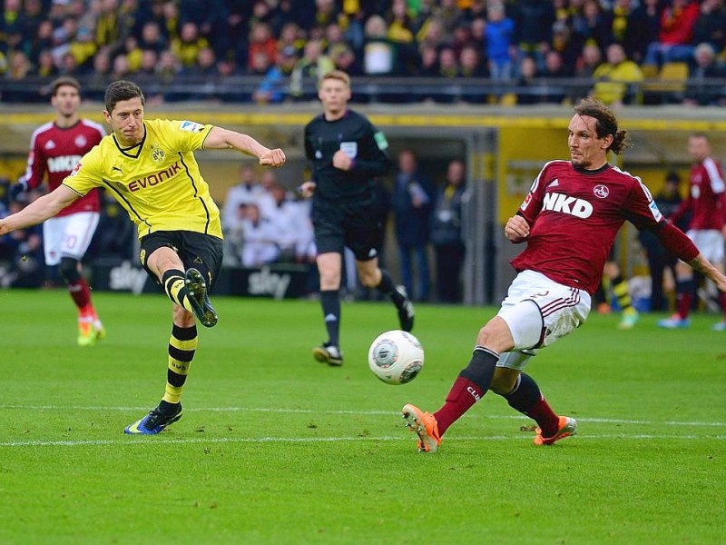 Borussia Dortmund ist auch in der Fußball-Bundesliga zurück auf Erfolgskurs. Eine Woche nach der ernüchternden Schlappe beim Hamburger SV (0:3) setzte sich die Mannschaft von Trainer Jürgen Klopp mit 3:0 (0:0) gegen den 1. FC Nürnberg durch. Wie schon beim famosen Champions-League-Auftritt vier Tage zuvor in St. Petersburg (4:2) präsentierte sich der BVB am Samstag von seiner besseren Seite und rückte auf Rang zwei vor. Vor 80 645 Zuschauern im ausverkauften Signal Iduna Park sorgten der nach dreiwöchiger Verletzungspause ins Team zurückgekehrte Mats Hummels (51. Minute), Robert Lewandowski (67.) und Henrich Mchitarjan (83.) für den verdienten Sieg.