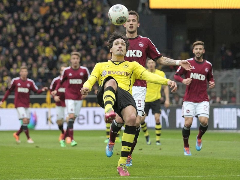 Borussia Dortmund ist auch in der Fußball-Bundesliga zurück auf Erfolgskurs. Eine Woche nach der ernüchternden Schlappe beim Hamburger SV (0:3) setzte sich die Mannschaft von Trainer Jürgen Klopp mit 3:0 (0:0) gegen den 1. FC Nürnberg durch. Wie schon beim famosen Champions-League-Auftritt vier Tage zuvor in St. Petersburg (4:2) präsentierte sich der BVB am Samstag von seiner besseren Seite und rückte auf Rang zwei vor. Vor 80 645 Zuschauern im ausverkauften Signal Iduna Park sorgten der nach dreiwöchiger Verletzungspause ins Team zurückgekehrte Mats Hummels (51. Minute), Robert Lewandowski (67.) und Henrich Mchitarjan (83.) für den verdienten Sieg.