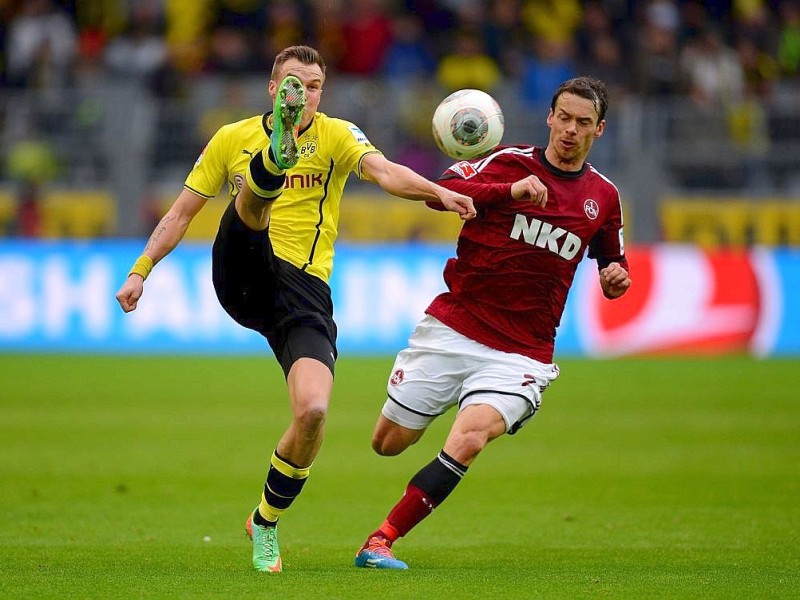 Borussia Dortmund ist auch in der Fußball-Bundesliga zurück auf Erfolgskurs. Eine Woche nach der ernüchternden Schlappe beim Hamburger SV (0:3) setzte sich die Mannschaft von Trainer Jürgen Klopp mit 3:0 (0:0) gegen den 1. FC Nürnberg durch. Wie schon beim famosen Champions-League-Auftritt vier Tage zuvor in St. Petersburg (4:2) präsentierte sich der BVB am Samstag von seiner besseren Seite und rückte auf Rang zwei vor. Vor 80 645 Zuschauern im ausverkauften Signal Iduna Park sorgten der nach dreiwöchiger Verletzungspause ins Team zurückgekehrte Mats Hummels (51. Minute), Robert Lewandowski (67.) und Henrich Mchitarjan (83.) für den verdienten Sieg.