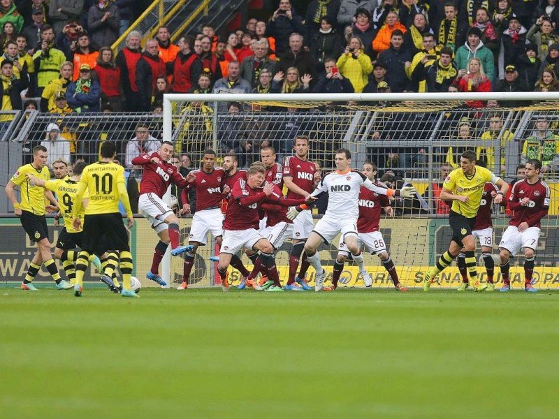 Borussia Dortmund ist auch in der Fußball-Bundesliga zurück auf Erfolgskurs. Eine Woche nach der ernüchternden Schlappe beim Hamburger SV (0:3) setzte sich die Mannschaft von Trainer Jürgen Klopp mit 3:0 (0:0) gegen den 1. FC Nürnberg durch. Wie schon beim famosen Champions-League-Auftritt vier Tage zuvor in St. Petersburg (4:2) präsentierte sich der BVB am Samstag von seiner besseren Seite und rückte auf Rang zwei vor. Vor 80 645 Zuschauern im ausverkauften Signal Iduna Park sorgten der nach dreiwöchiger Verletzungspause ins Team zurückgekehrte Mats Hummels (51. Minute), Robert Lewandowski (67.) und Henrich Mchitarjan (83.) für den verdienten Sieg.