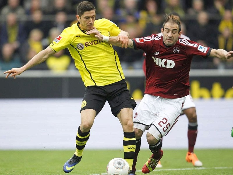 Borussia Dortmund ist auch in der Fußball-Bundesliga zurück auf Erfolgskurs. Eine Woche nach der ernüchternden Schlappe beim Hamburger SV (0:3) setzte sich die Mannschaft von Trainer Jürgen Klopp mit 3:0 (0:0) gegen den 1. FC Nürnberg durch. Wie schon beim famosen Champions-League-Auftritt vier Tage zuvor in St. Petersburg (4:2) präsentierte sich der BVB am Samstag von seiner besseren Seite und rückte auf Rang zwei vor. Vor 80 645 Zuschauern im ausverkauften Signal Iduna Park sorgten der nach dreiwöchiger Verletzungspause ins Team zurückgekehrte Mats Hummels (51. Minute), Robert Lewandowski (67.) und Henrich Mchitarjan (83.) für den verdienten Sieg.