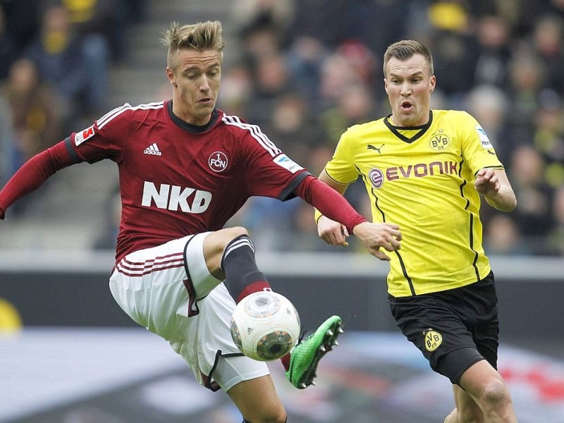 Borussia Dortmund ist auch in der Fußball-Bundesliga zurück auf Erfolgskurs. Eine Woche nach der ernüchternden Schlappe beim Hamburger SV (0:3) setzte sich die Mannschaft von Trainer Jürgen Klopp mit 3:0 (0:0) gegen den 1. FC Nürnberg durch. Wie schon beim famosen Champions-League-Auftritt vier Tage zuvor in St. Petersburg (4:2) präsentierte sich der BVB am Samstag von seiner besseren Seite und rückte auf Rang zwei vor. Vor 80 645 Zuschauern im ausverkauften Signal Iduna Park sorgten der nach dreiwöchiger Verletzungspause ins Team zurückgekehrte Mats Hummels (51. Minute), Robert Lewandowski (67.) und Henrich Mchitarjan (83.) für den verdienten Sieg.