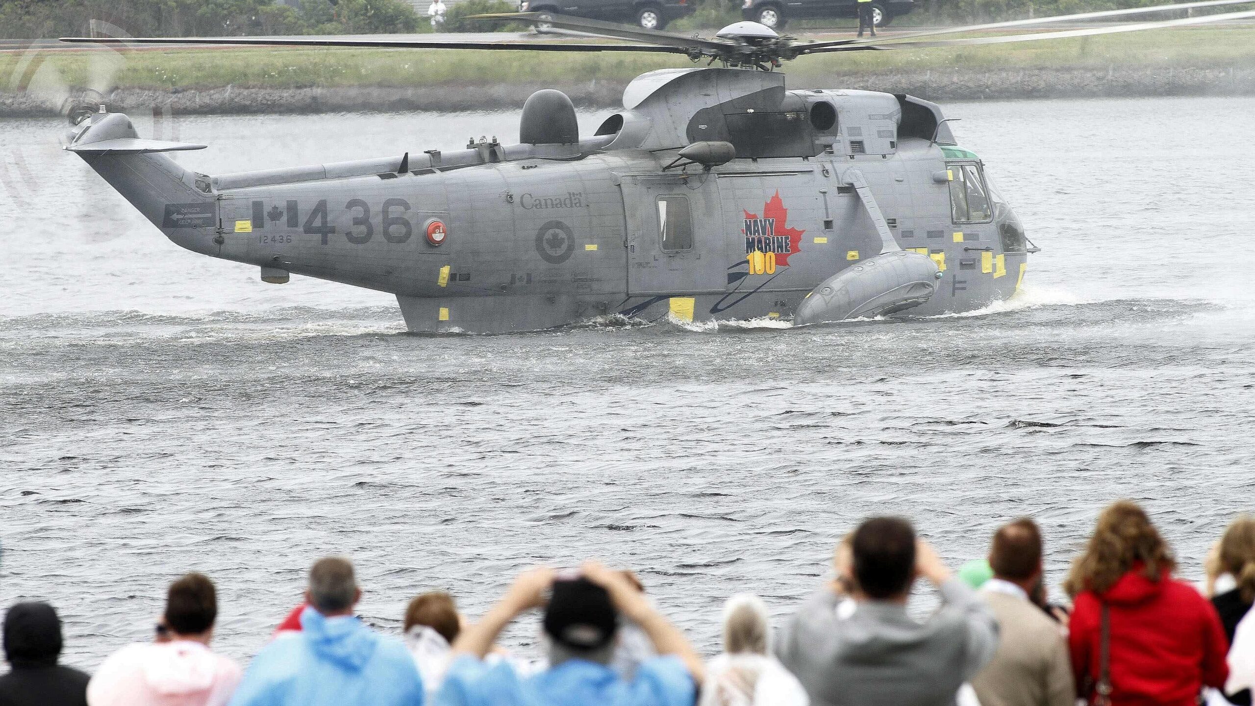 ...eine Notlandung auf dem Wasser. Mehrfach setzte William bei der Übung auf dem Wasser auf...