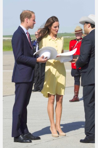 ...die von Bürgermeister Naheed Nenshi überreichten weißen Hüte aufzusetzen. Der skeptische Bilck von Prinz William...