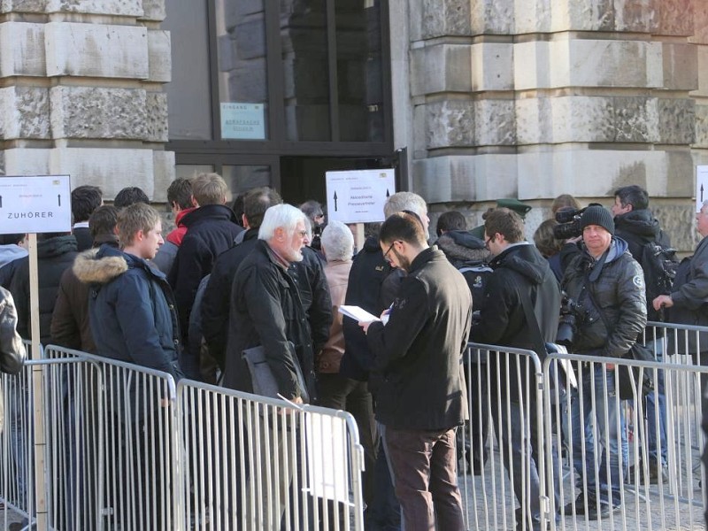 ...standen Journalisten und Zuhörer Schlange vor dem Justizpalast.