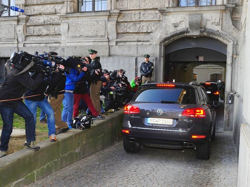 ... in die Tiefgarage des Landgerichts München II gefahren.