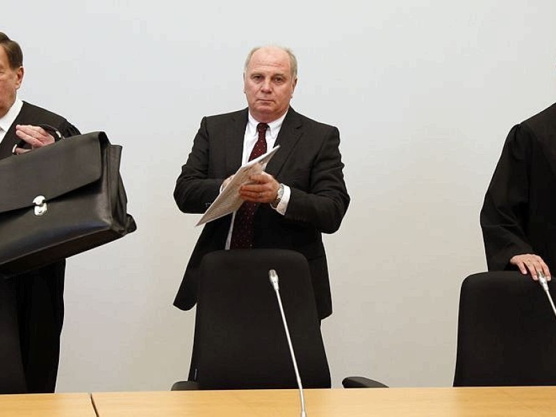 ... standen Uli Hoeneß und seine drei Anwälte minutenlang Motiv für die Fotografen.