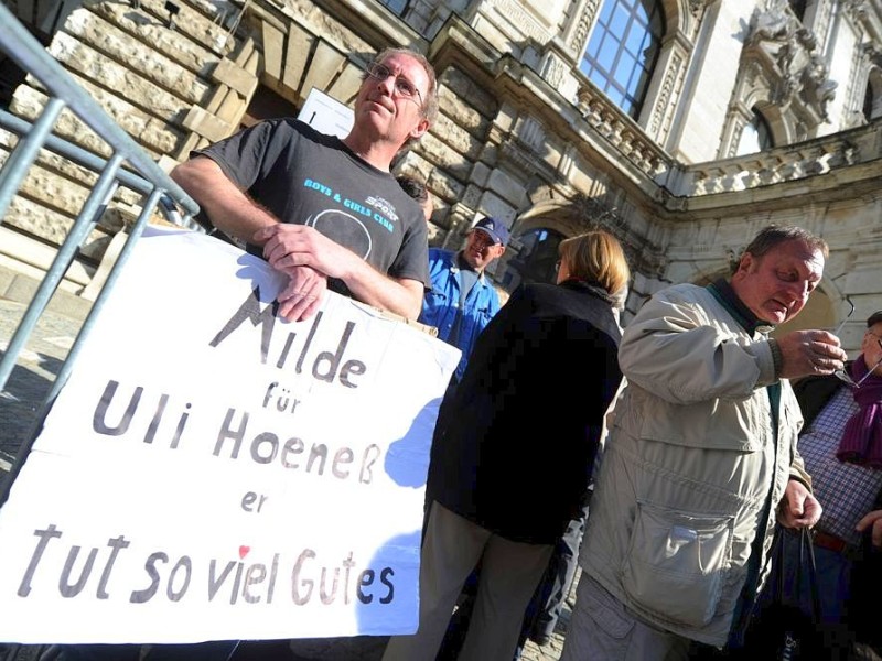 Ein anderer Fan forderte vor dem Justizpalast Milde für Uli Hoeneß.