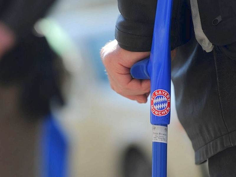 Auch Fans waren unter den Zuschauern im Gerichtssaal. Ein Fan kam sogar auch zum Prozess — mit Bayern-Aufkleber.