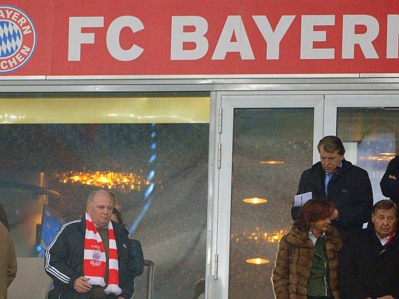 Vom Gericht auf die Tribüne: Uli Hoeneß besuchte das Champions-League-Spiel zwischen dem FC Bayern München und dem FC Arsenal.