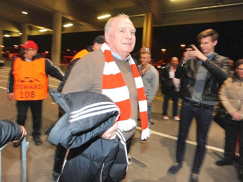 Vom Gericht auf die Tribüne: Uli Hoeneß besuchte das Champions-League-Spiel zwischen dem FC Bayern München und dem FC Arsenal.