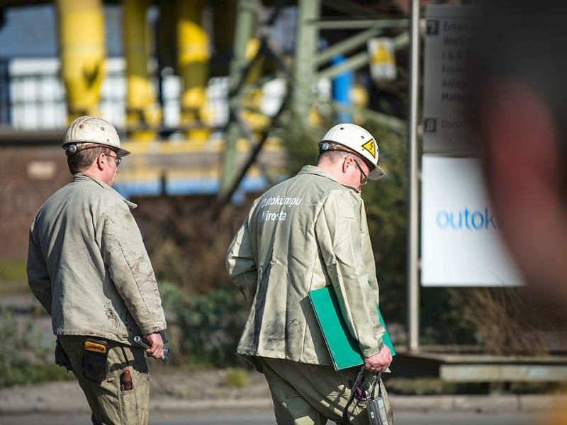 BOCHUM - Die Belegschaft von Outokumpu Nirosta legte die Arbeit nieder und versammelte sich auf dem Werksgelände bei einer zusätzlichen Belegschaftsversammlung am Mittwoch, den 12. Maerz 2014. Dem Bochumer Werk des Edelstahlfabrikanten droht 2015 die Schließung. Foto: Ingo Otto / WAZ FotoPool