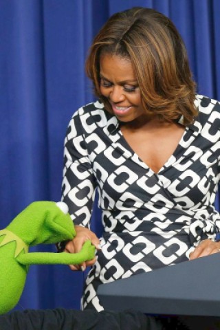 ... Michelle Obama mit einem Kuss auf die Hand. Das mache man so in Europa, sagte er.