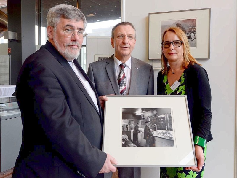 Am 4. April wurde die Ausstellung in der Thyssen-Krupp Verwaltung an der  Kaiser-Wilhelm-Straße eröffnet. Zu sehen sind die eindrucksvollen Bilder bis Ende Juli 2014. v.l. Prof. Dr. Manfred Rasch, Thomas Schlenz, Astrid DörnemannFoto: