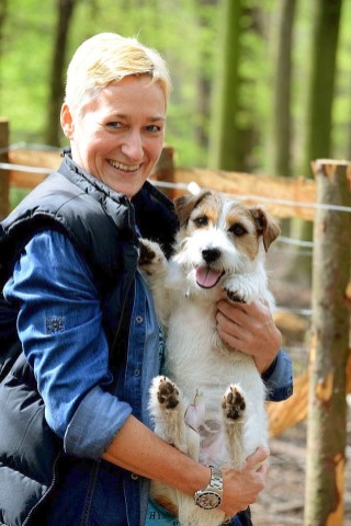 Stadtförster Stefan Jeschke zeigt den fünfachen Nachwuchs bei den Wildschweinen im Stadtwald in Duisburg-Neudorf. Im Dezember nahm der Förster zwei junge Wildschweine, Schnitzel und Blümchen, auf und baute für sie das Gehege im Wald. Dann kam ein drittes dazu und nun gibt es die mittlerweile gut drei Wochen alten Frischlinge.