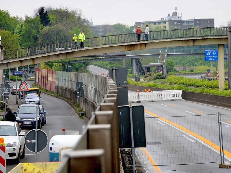 Blick in Richtung Essen auf die  die Fußgängerbrücke an der Huckarder Straße, Passanten schauen sich die gesperrte Autobahn A 40 an.Foto: Kerstin Kokoska