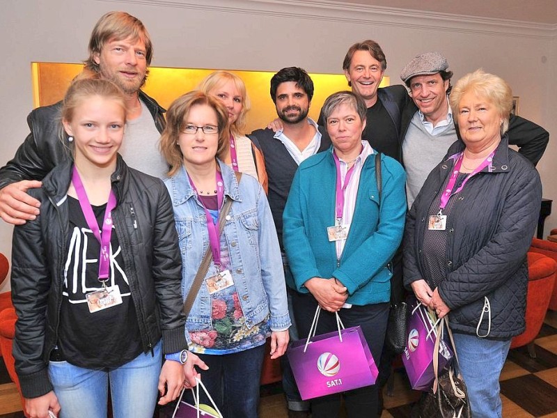 Henning Baum und die andere Darsteller der Serie mit den fünf Gewinnern der WAZ-Aktion Leser fragen Henning Baum (V.l.): Pauline Zell, Helma Langer, Nina Große-Kampmann, Jutta Gallinat und Monika Vogt.