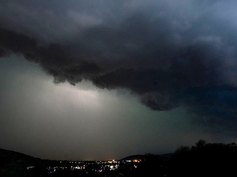 Gegen 21.30 Uhr erreichte die Gewitterfront am Montagabend Hagen. Die Feuerwehr war schnell im Einsatz um umgeknickte Bäume zu beseitigen. Unwetter Regen Sturm Wolken Gewitter Gewitterwolken WP-Foto: Michael Kleinrensing